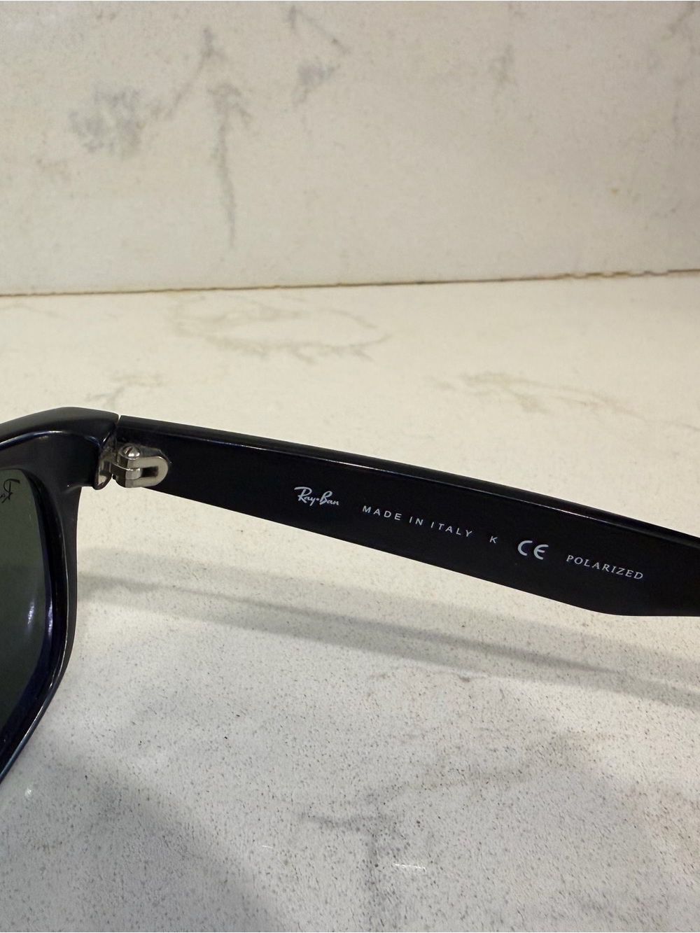 Classic Ray-Ban Wayfarer polarized black sunglasses with case - Picture 4 of 9